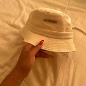 Jacquemus Classic beige bucket hat